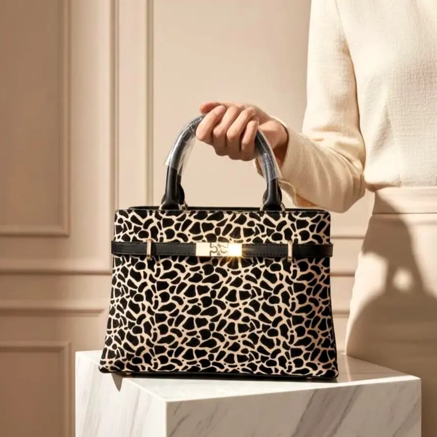 Women's Velvet Patterned Handbag – Stylish and Elegant Model with Gold Accessories