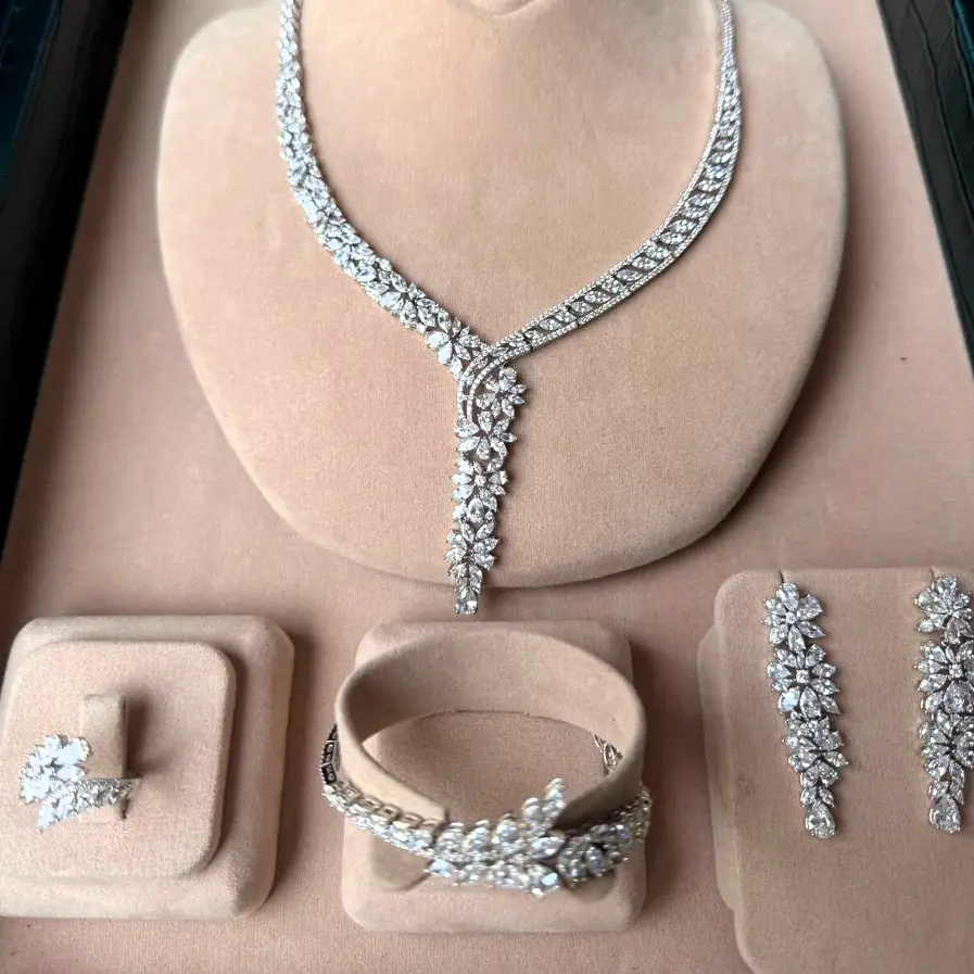 White Sparkling Women's Jewelry Set – Zircon Stones, White Gold Plating