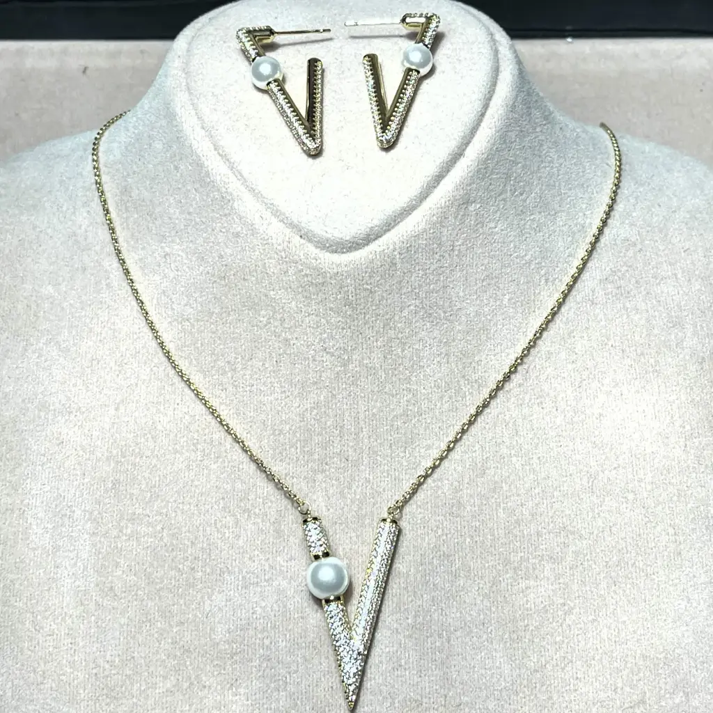 Luxurious Jewelry Set Pearl and Zircon Stone "V" Design Zircon Rhodium Plated Elegant