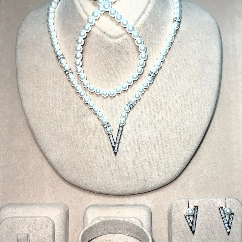 Luxurious Jewelry Set Pearl and Zircon Rhodium Plated Elegant