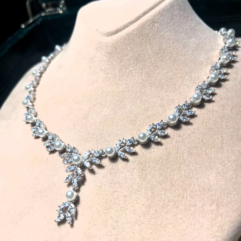 Luxurious Jewelry Set with Leaf Zircon and Pearls Rhodium Plated Elegant