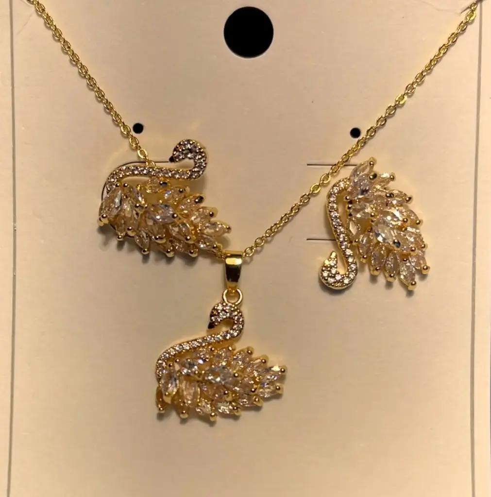 Luxurious necklace and earring set made of goose-shaped zirconia stones, plated with rhodium.