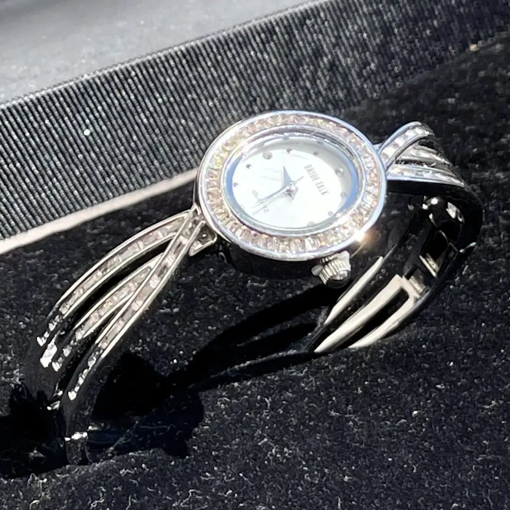 Luxurious wristwatch with a braided design and a sparkling zircon stone - rhodium plated.