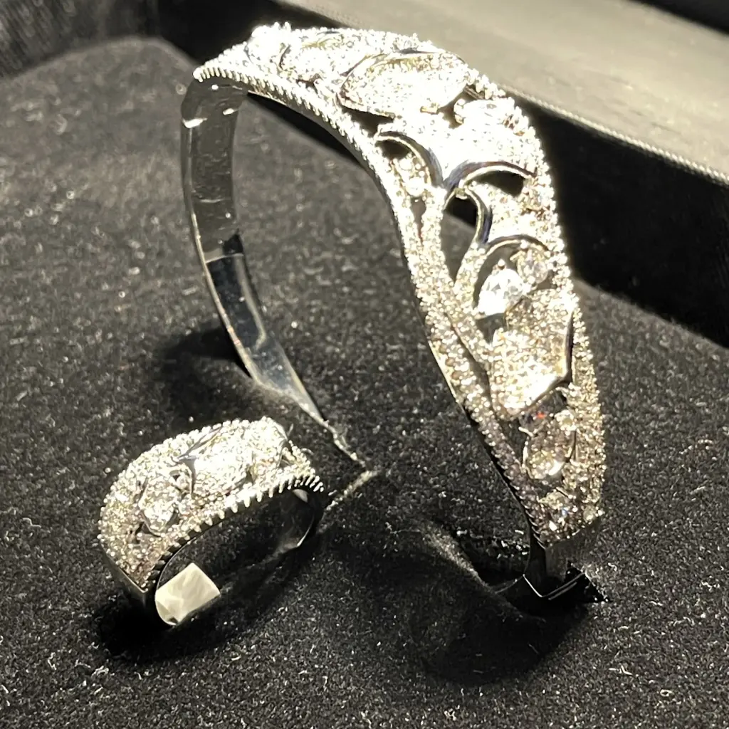 Luxurious bracelet and ring set in a leaf shape, adorned with sparkling zircon stones - rhodium plated. 