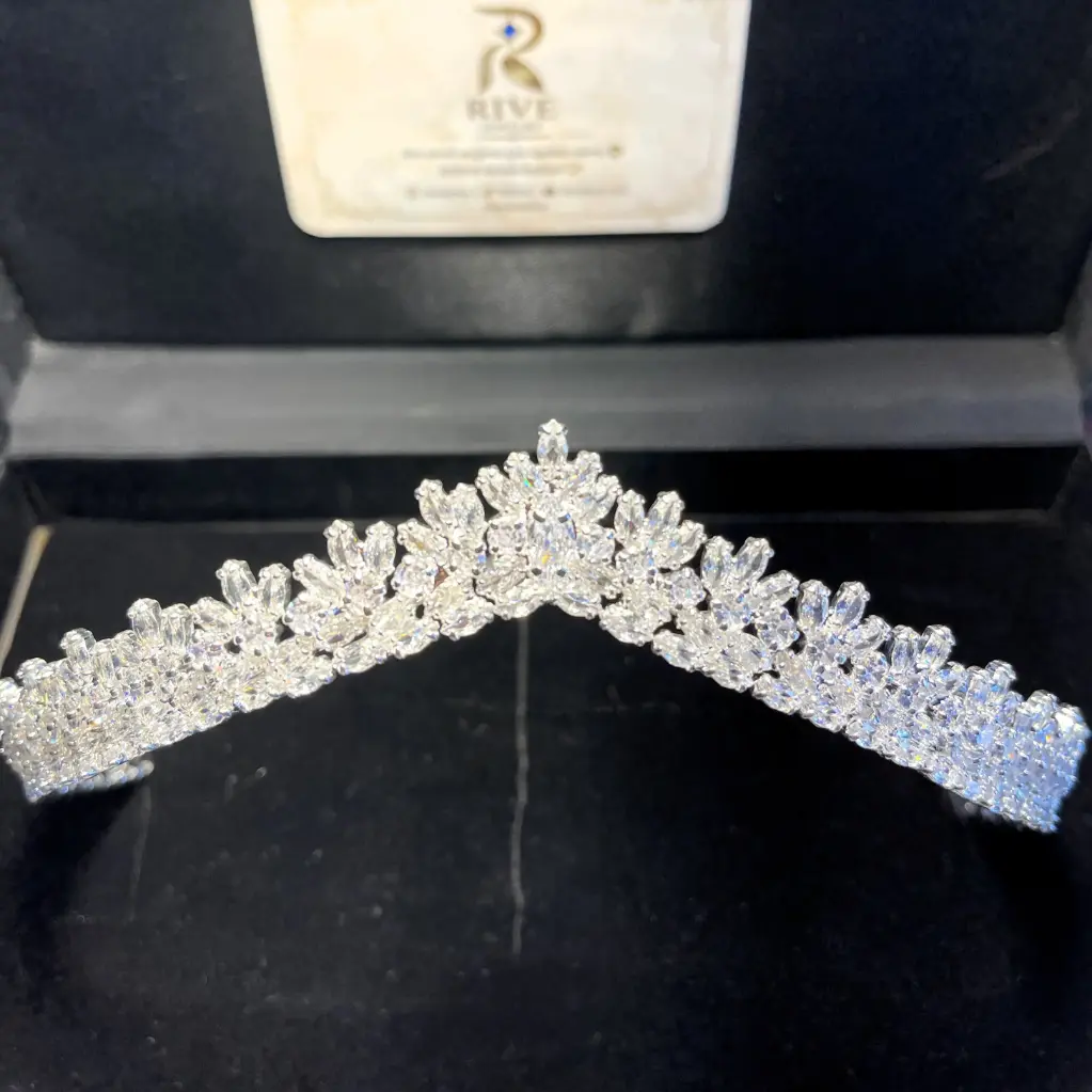 A delicate gold crown plated with rhodium and adorned with sparkling zircon stones.