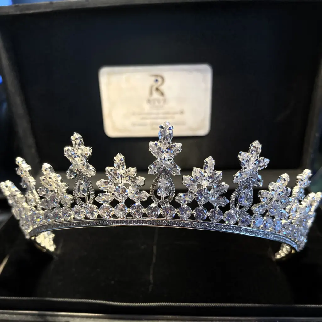 A gold crown plated with rhodium and decorated with sparkling zircon stones.